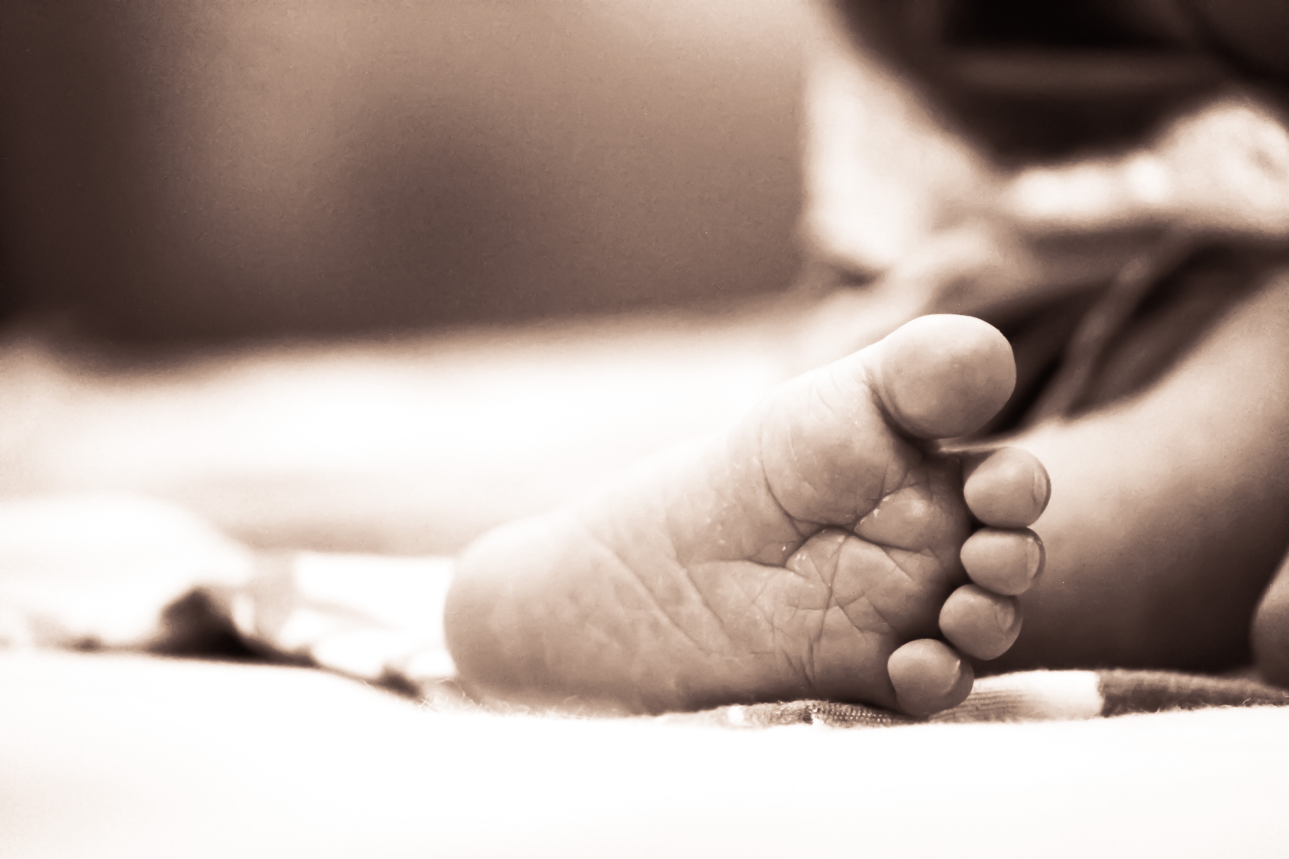 Bimbo di un mese abbandonato in un androne. Nella cesta un bigliett… Bimbo di un mese abbandonato in un androne. Nella cesta un bigliett…