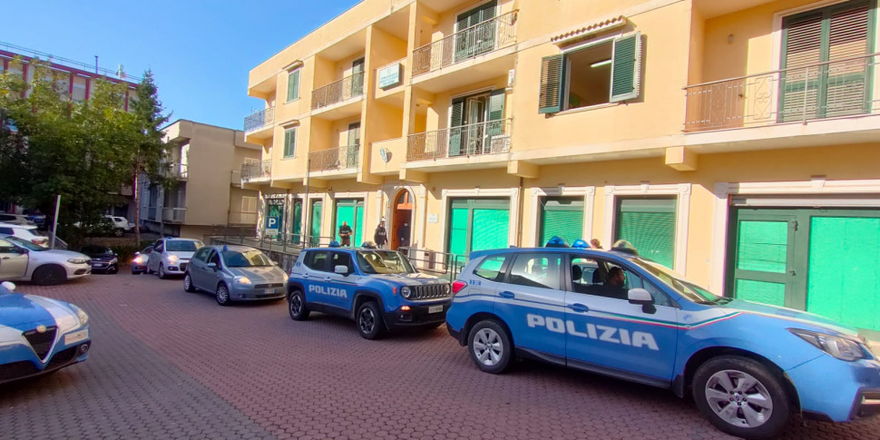 Polistena, poliziotto salva un bambino di due anni rimasto chiuso in ...