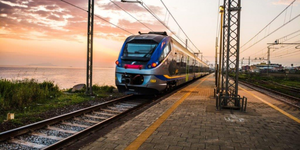 https://assets.gazzettadelsud.it/2022/05/Barocco-Line-treno-sicilia-970x485.jpg