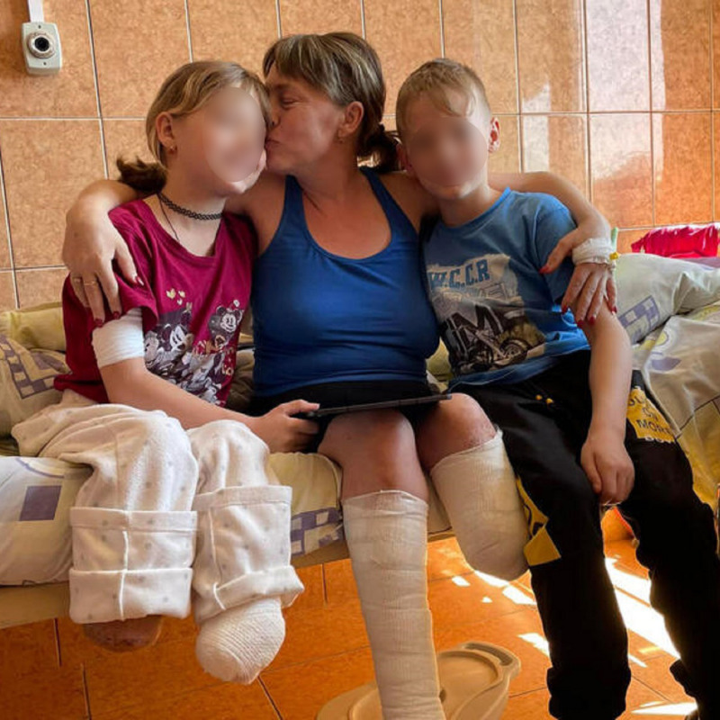 Mamma e figlia rimaste senza gambe dopo il bombardamento alla stazione di Kramatorsk