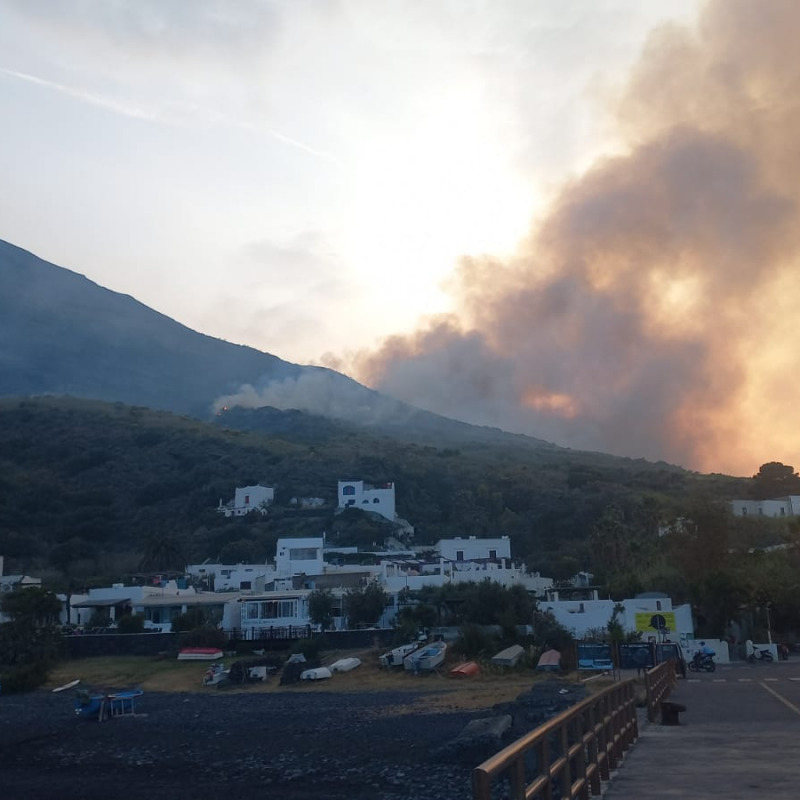 Stromboli, dopo l'incendio la Procura apre un'inchiesta. Divampano le polemiche