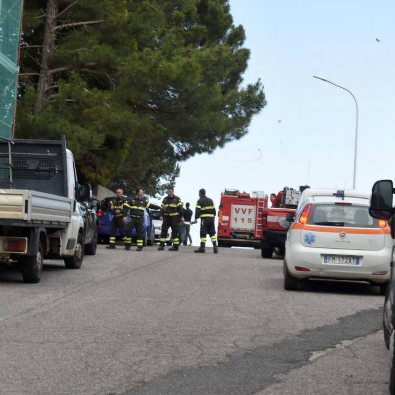 L’intervento di Carabinieri, Vigili del fuoco e sanitari mercoledì pomeriggio che hanno scoperto il cadavere dei due congiunti