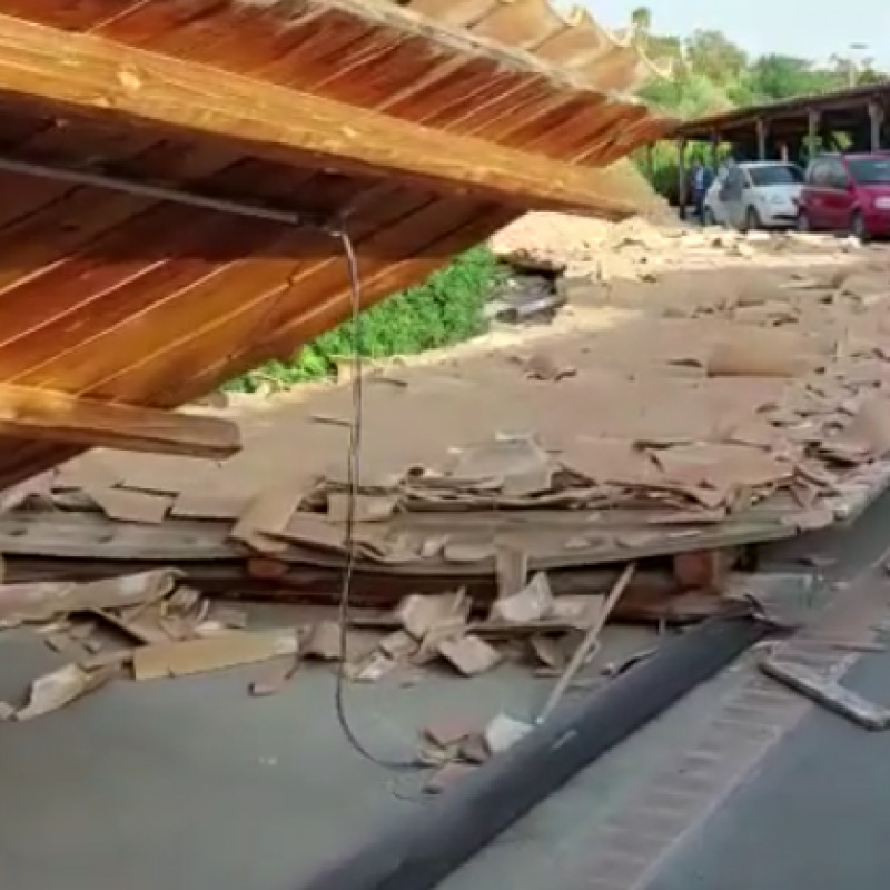 Amantea, tettoia crollata nel parcheggio del resort. I proprietari: “Risarciremo tutti”