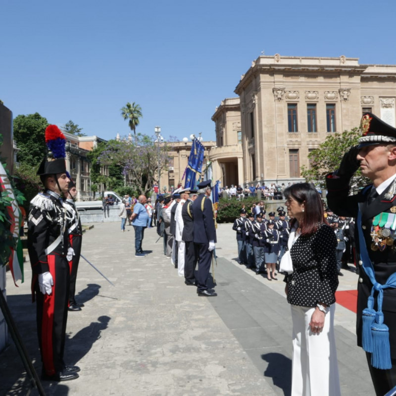 Messina, festa della Repubblica in piazza Unione Europea. Corona d'alloro ai caduti