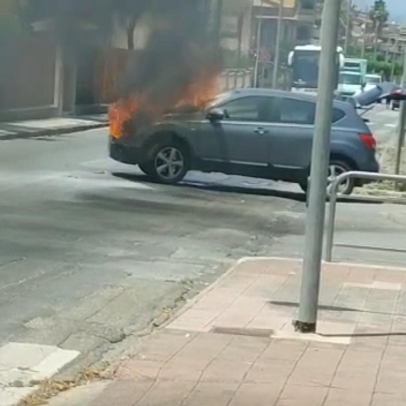 Paura a Torregrotta, auto in fiamme su viale Europa