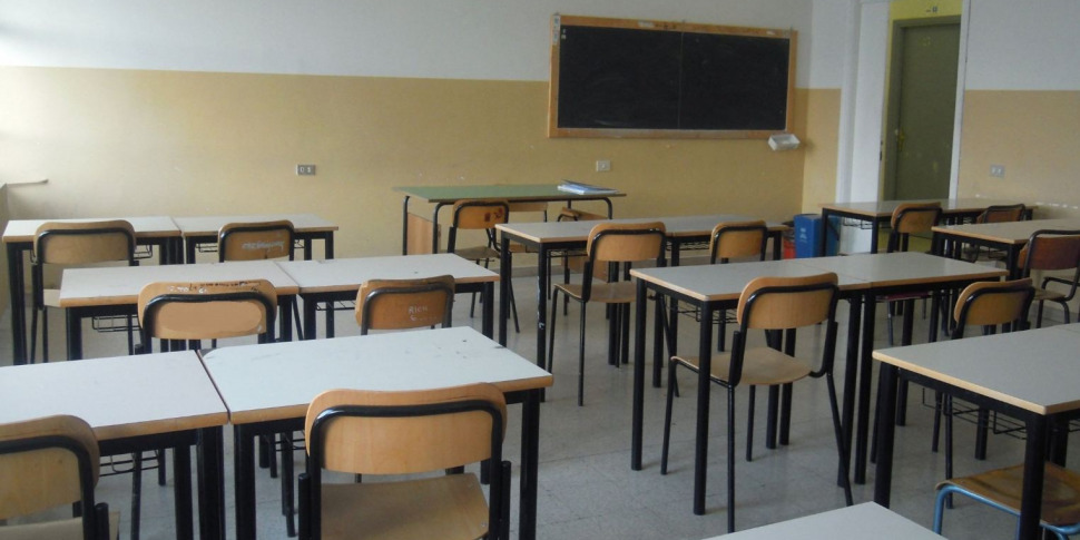https://assets.gazzettadelsud.it/2022/06/aula-scuola-970x485.jpg