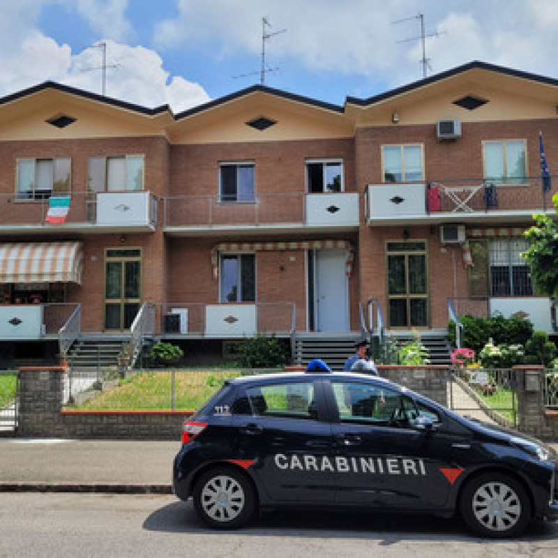 I carabinieri davanti alla villetta a schiera di Soliera in provincia di Modena