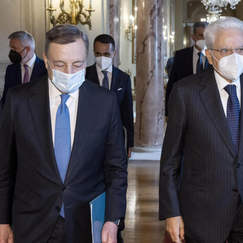 Il Presidente della Repubblica, Sergio Mattarella (D), con il Primo Ministro, Mario Draghi