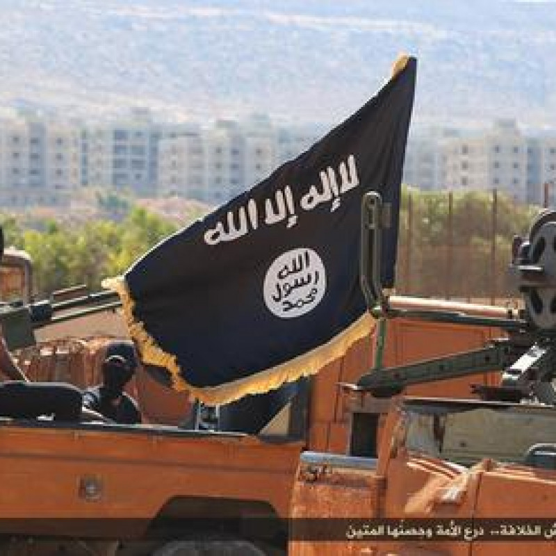 Una delle foto del lungo convoglio di pickup con a bordo uomini armati e incappucciati e bandiere nere dell'Isis, pubblicate da un sito jihadista, El Minbar, con il titolo "Dimostrazione dell'esercito dello Stato islamico nello stato di Barqa", nome arabo della Cirenaica, la regione orientale della Libia, Il Cairo, 17 Novembre 2014. ANSA/ WEB/ EL MINBAR++ NO TV NO SALES EDITORIAL USE ONLY ++