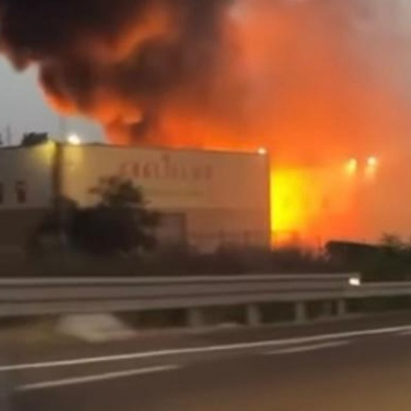 La sede della Guglielmo caffè devastata dalle fiamme