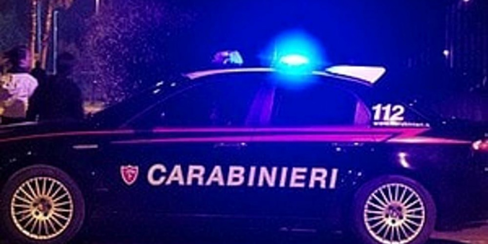 Accoltella i genitori e tenta il suicidio a Gagliole: padre e figlio in gravi condizioni