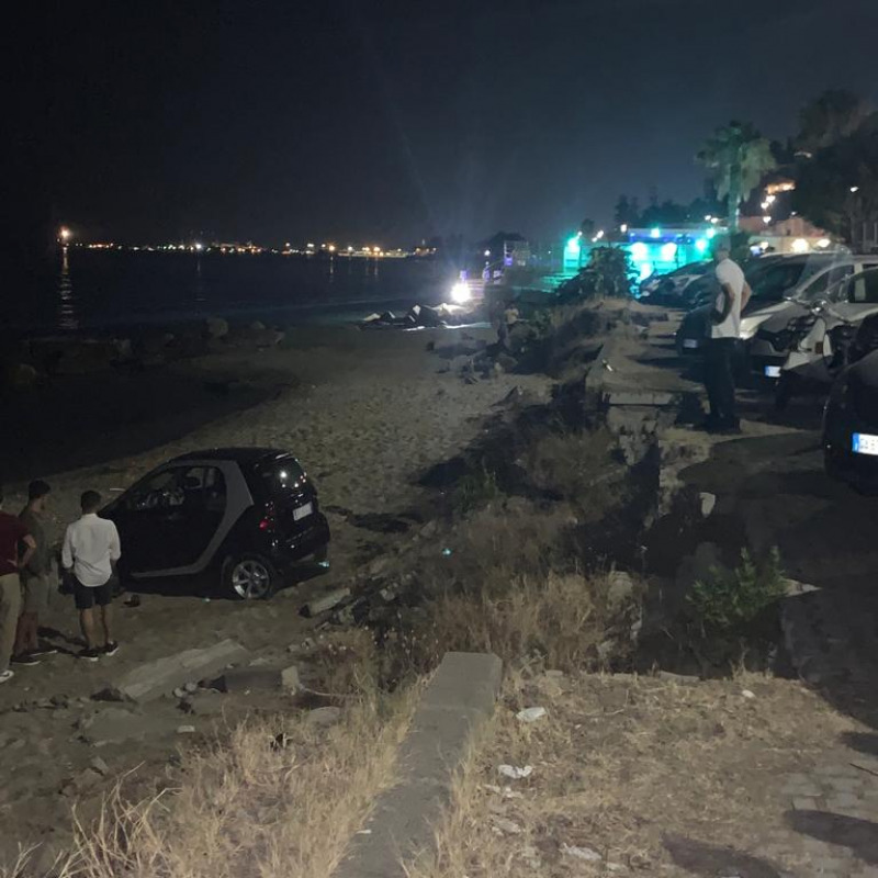 Messina, cede parte del marciapiede. Auto finisce sulla spiaggia, non ci sono feriti
