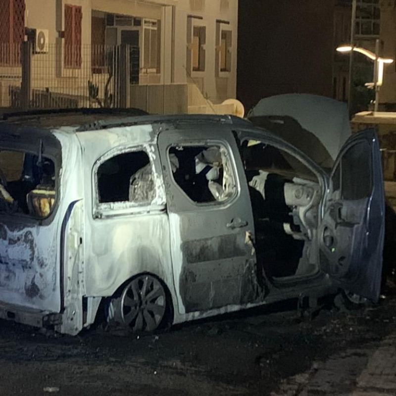 Messina, incendiata l'auto del Cirs. Celi: "Siamo dispiaciuti"