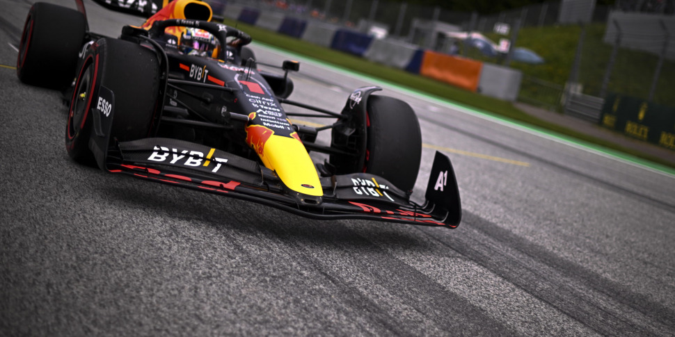 Formula 1, gru urta un cartellone pubblicitario al Gp d Formula 1, gru urta un cartellone pubblicitario al Gp d