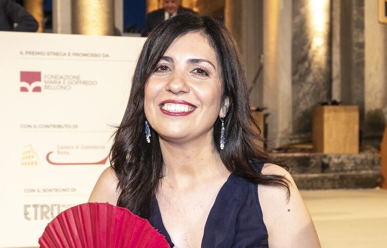 Premio Strega 2025: Bajani stacca tutti e guida la cinquina, seconda la messinese Nadia Terranova