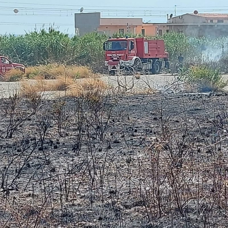 Ampio incendio nella zona aeroportuale di Reggio, breve chiusura dello scalo FOTO