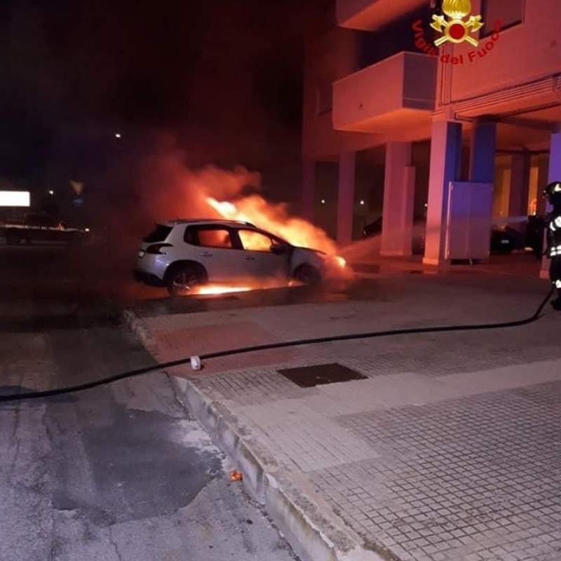 Auto in fiamme a Brindisi, l'incendio nella notte