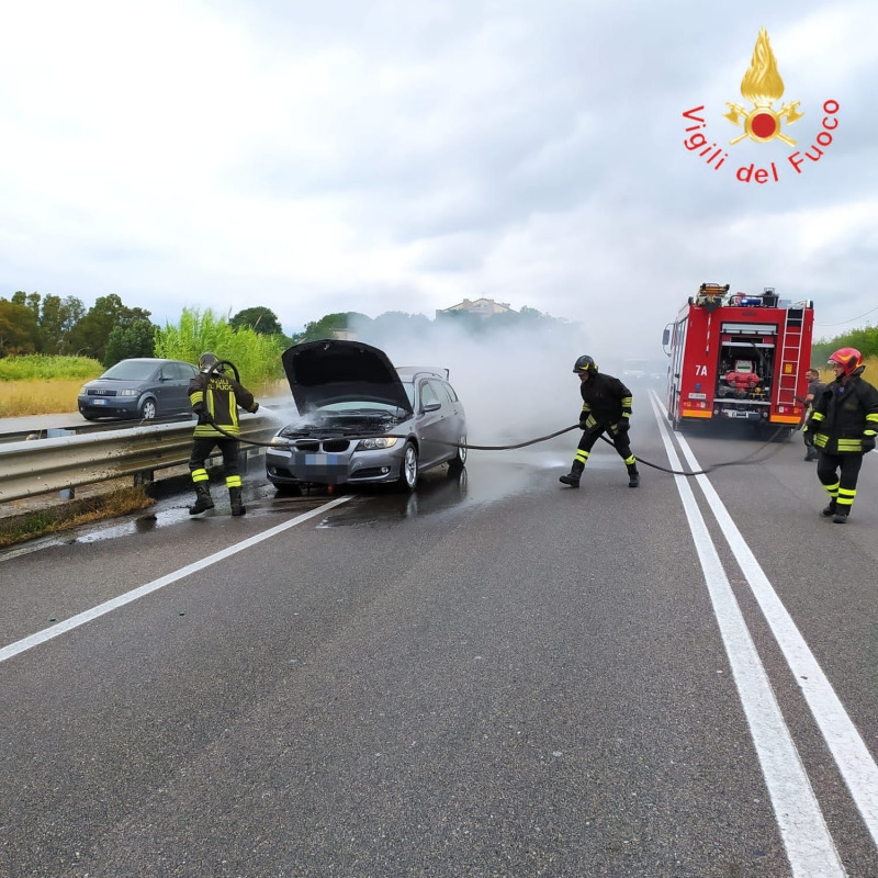 Auto in fiamme sulla ss280 direzione Lamezia, salvo il conducente