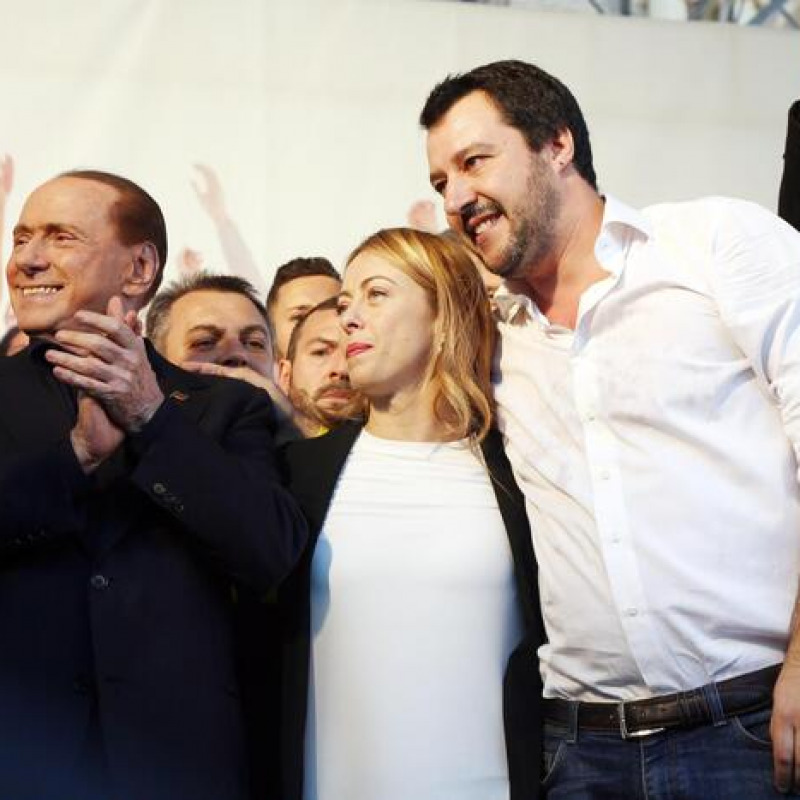 Il segretario della Lega Nord, Matteo Salvini (D), con Silvio Berlusconi e Giorgia Meloni sul palco allestito in Piazza Maggiore a Bologna, 8 novembre 2015. ANSA/GIORGIO BENVENUTI