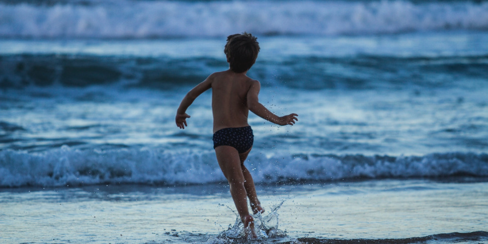 sparisce in mare mentre fa il bagno in provincia di venezia disperate ricerche per un bimbo di 6 anni