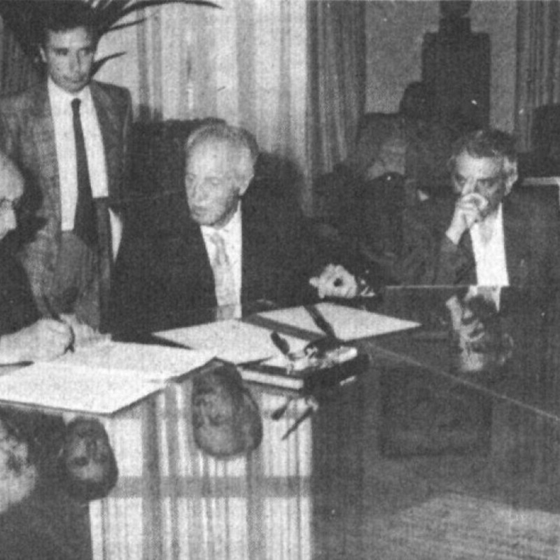 La firma di Uberto Bonino per la nascita della scuola d'informatica alla presenza del rettore Guglielmo Stagno D’Alcontres e del prof. Vittorio Ricevuto