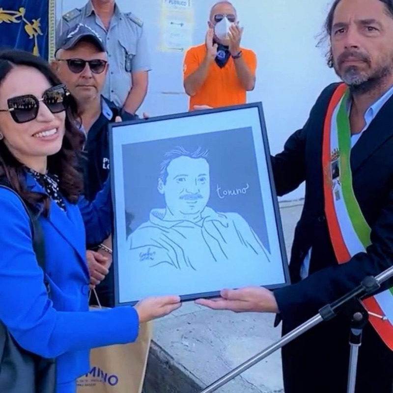 Il ritratto di Tonino Maiorano donato dal sindaco Giovanni Politano alla figlia Chiara