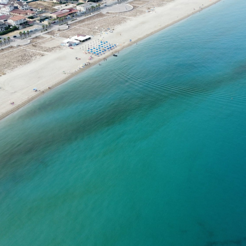 Una delle foto del mare sporco allegate alla denuncia del sindaco di San Ferdinando