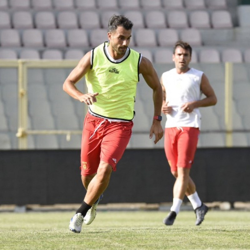 L’attaccante giallorosso Alessio Curcio al suo primo allenamento con i nuovi compagni di squadra