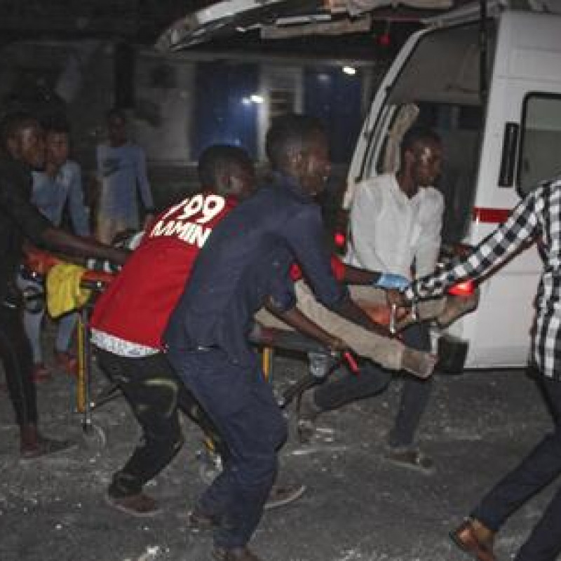 epa07404870 People carry an injured into an ambulance at the scene of a car bomb explosion in Mogadishu, Somalia, 28 February 2019. According to a media report, at least 5 people were killed in a blast that destroyed nearby cars and the part of the building. There was no claim of responsibility for the latest attack, Somalia's Islamist militant group al-Shabab often carries out such attacks to topple the country's western-backed government. EPA/SAID YUSUF WARSAME