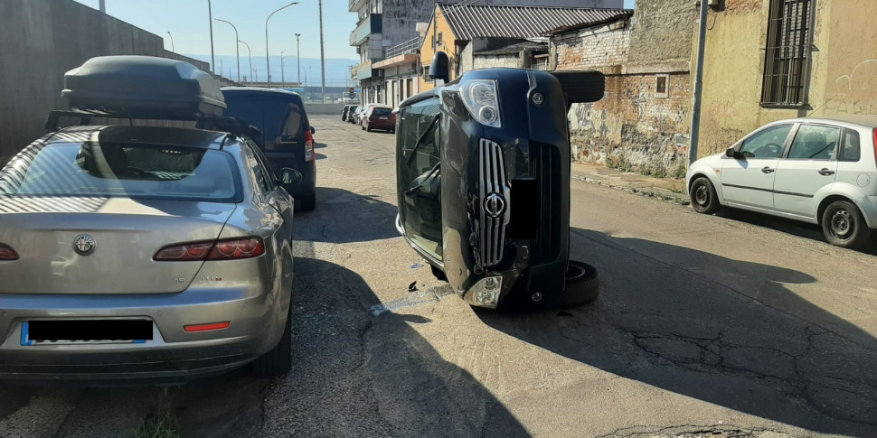 Incidente a Messina, spettacolare carambola tra auto in via Roma: un ...