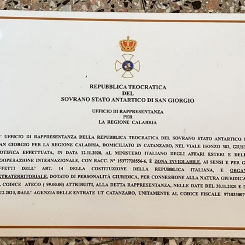 La targa del consolato che si trovava in viale Isonzo nell’edificio dove ha fatto irruzione la polizia nell’aprile 2021