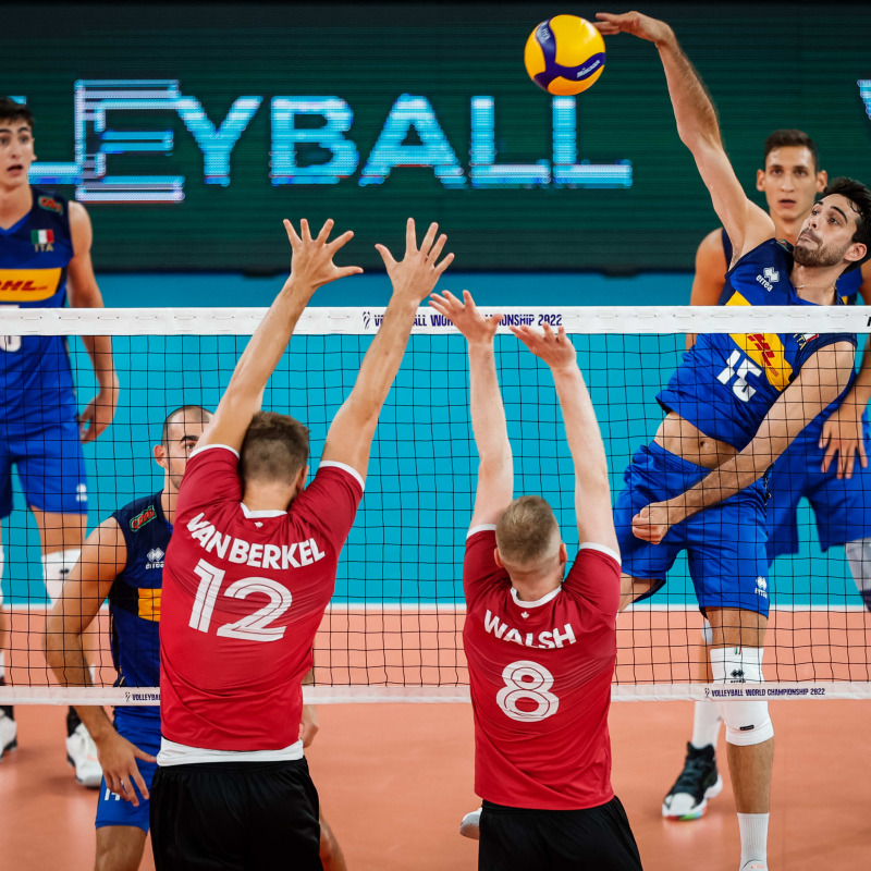 Daniele Lavia in attacco contro il Canada (foto Fivb)