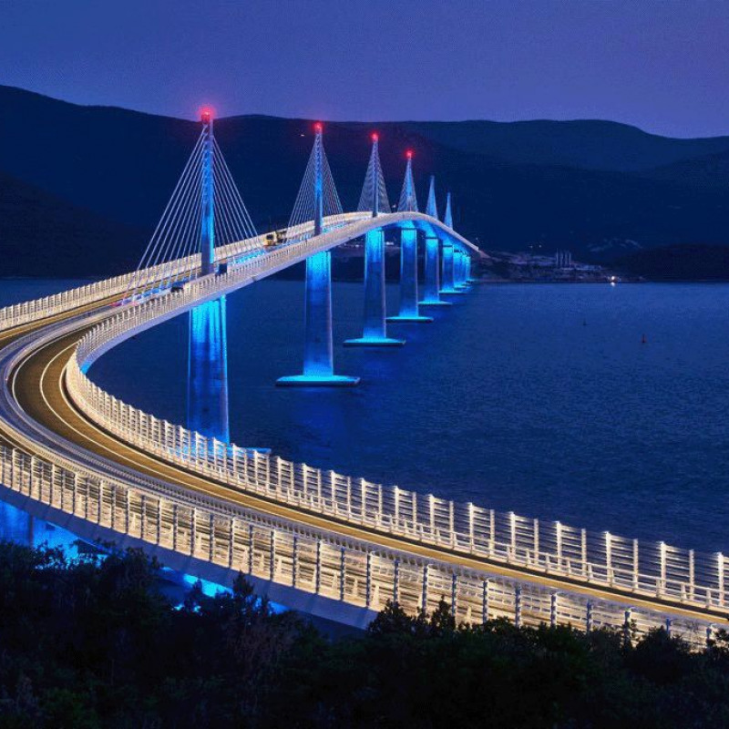 Una splendida immagine notturna del nuovo Ponte di Peljesac