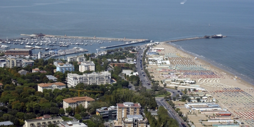 https://assets.gazzettadelsud.it/2022/08/rimini-hotel-970x485.jpg