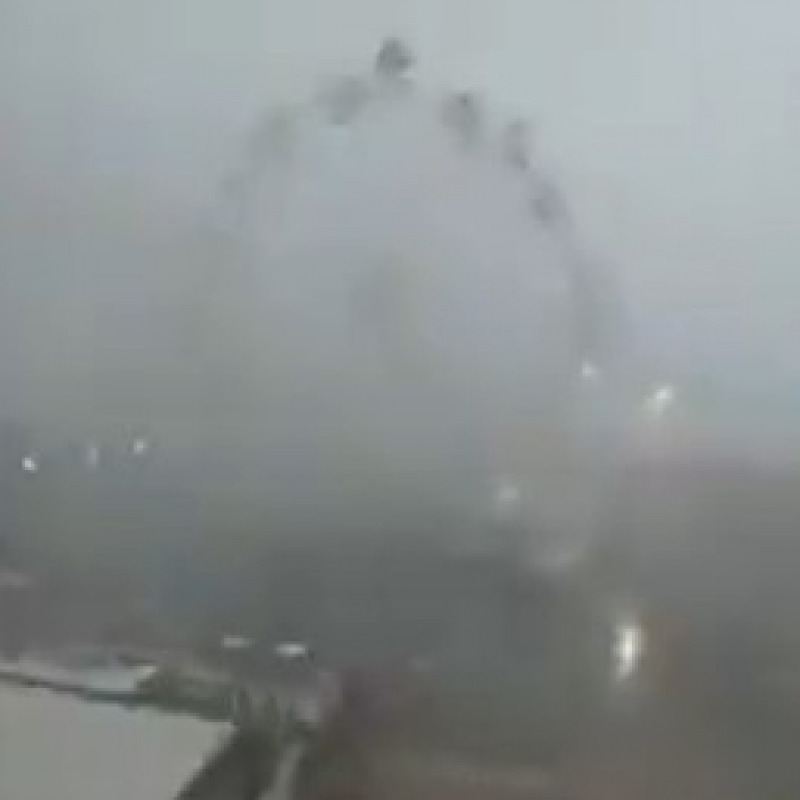 Tempesta a Piombino, ruota panoramica a pezzi: si staccano le cabine VIDEO