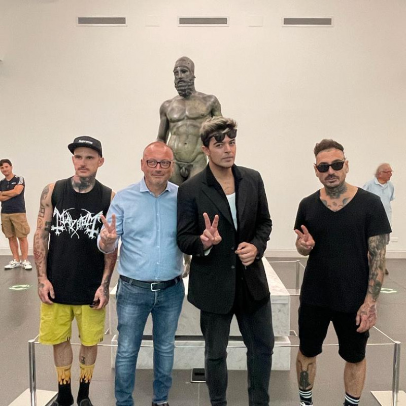 Reggio Calabria, i The Kolors in visita ai Bronzi di Riace. Poi il concerto a San Giovanni di Gerace