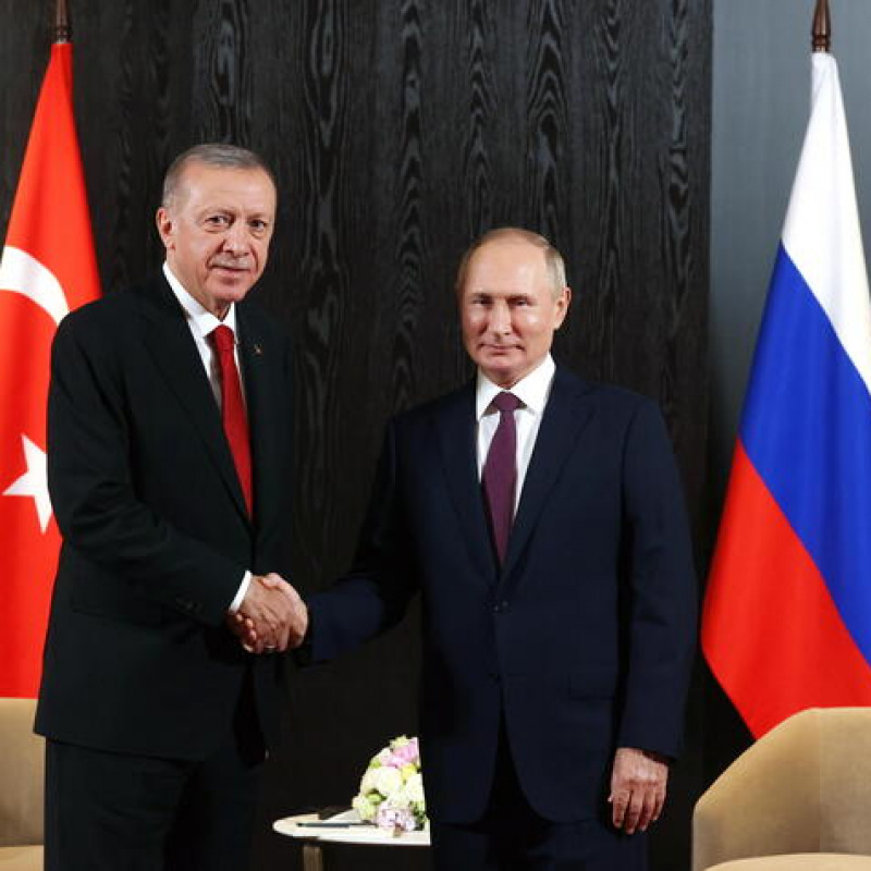 epa10188279 Turkish President Recep Tayyip Erdogan (L) and Russian President Vladimir Putin (R) shake hands during a meeting on the sidelines of the 22nd Shanghai Cooperation Organisation Heads of State Council (SCO-HSC) Summit, in Samarkand, Uzbekistan, 16 September 2022. The SCO is an international alliance founded in 2001 in Shanghai and composed of China, India, Kazakhstan, Kyrgyzstan, Russia, Pakistan, Tajikistan, Uzbekistan and four Observer States interested in acceding to full membership - Afghanistan, Belarus, Iran, and Mongolia. EPA/ALEXANDR DEMYANCHUK/SPUTNIK/KREMLIN POOL MANDATORY CREDIT