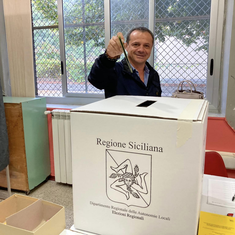 Cateno De Luca imbuca la scheda per votare alla Regione