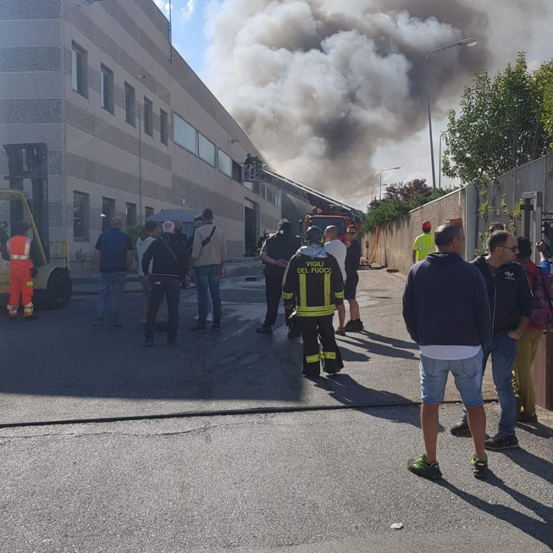 Incendio di vaste dimensioni in un capannone di Modugno FOTO