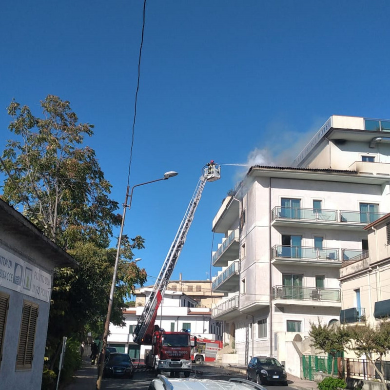 Paura sul lungomare di Trebisacce, in fiamme il tetto del Miramare Palace Hotel