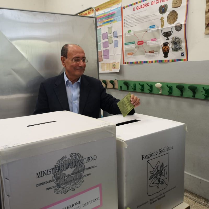 Renato Schifani vota per la Regione