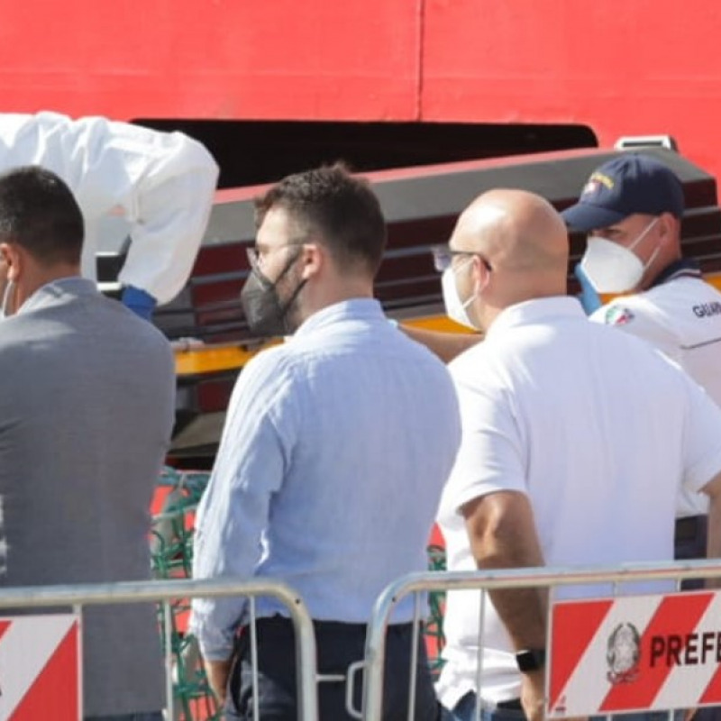 Orrore in mare, Open Arms a Messina con 400 migranti e il cadavere di un 20enne