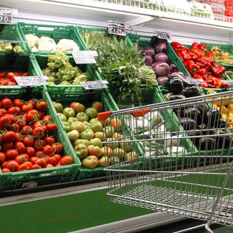 Un'immagine d'archivio di un carrello della spesa in un supermercato della capitale. ANSA/MARIO DE RENZIS