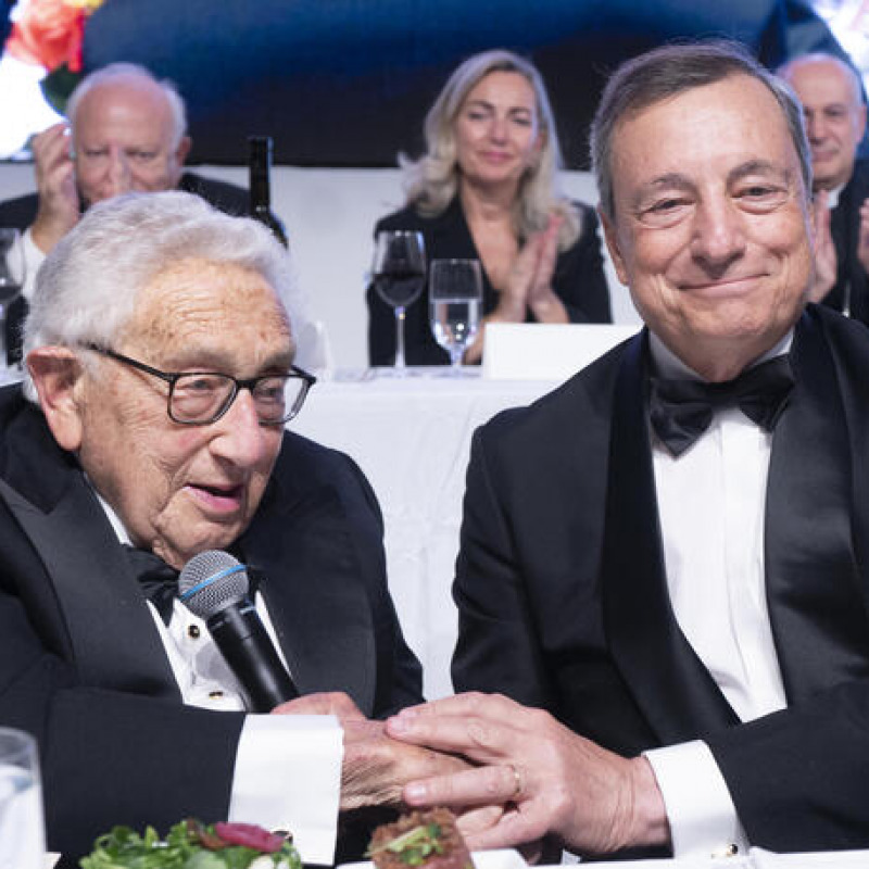 Il premier Mario Draghi con Henry Kissinger alla cerimonia perla consegna del premio 'World Statesman' (statista dell'anno)