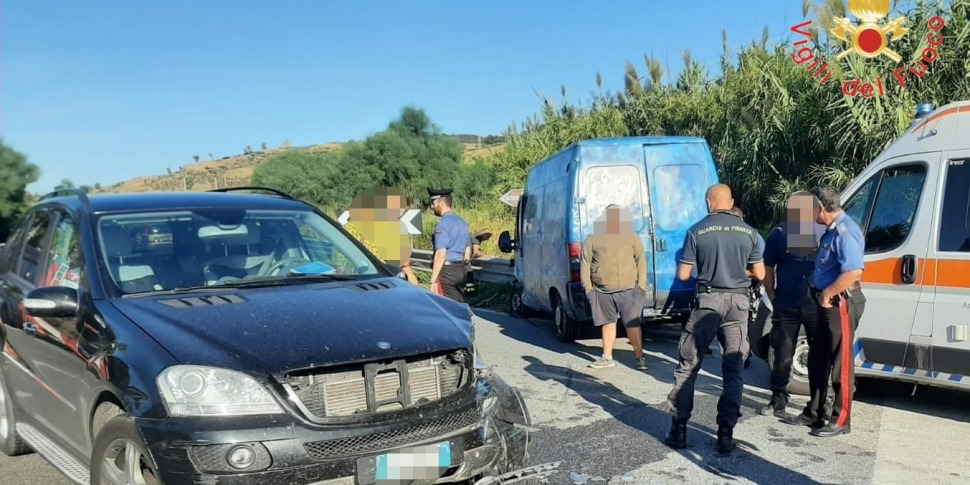 Falerna, scontro tra due mezzi sulla statale 18: tre feriti - Gazzetta ...