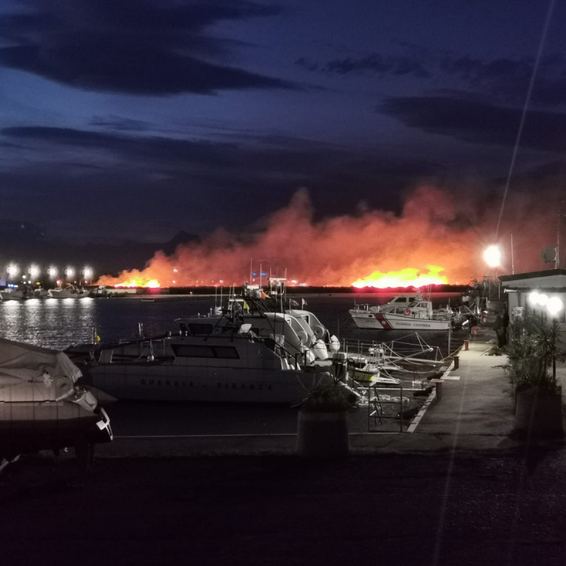 Incendio a Corigliano: fiamme vicino all'area portuale