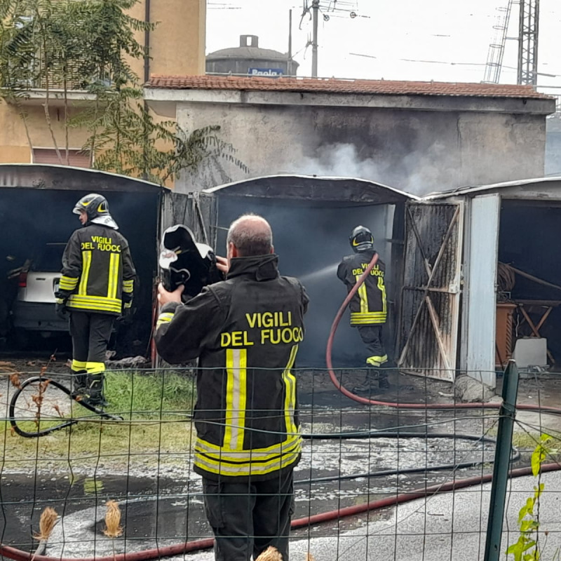 Fiamme a Paola, due motorini distrutti e un'auto danneggiata FOTO
