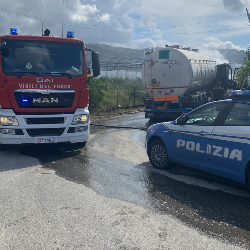 Gallico, prende fuoco mentre traina una cisterna: distrutta una motrice