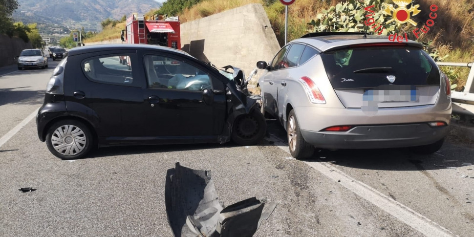 Soverato, scontro tra auto sulla Statale 106: due feriti - Gazzetta del Sud
