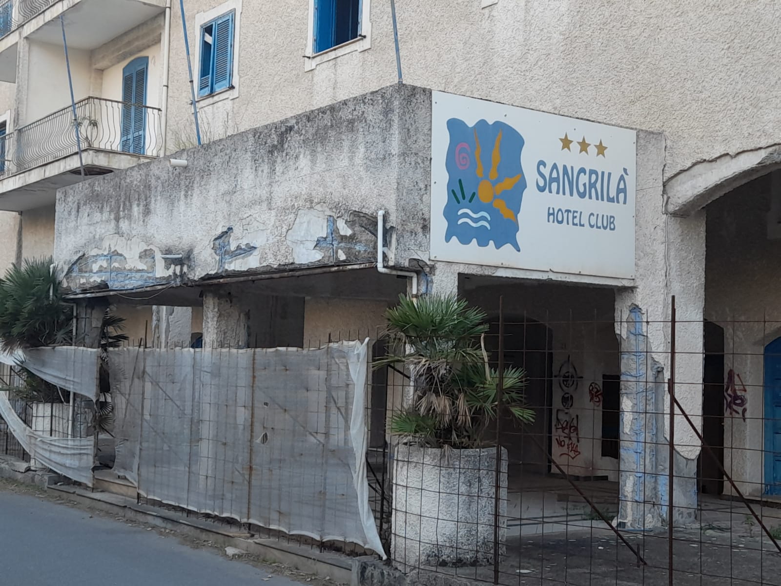 Fuscaldo, lhotel club Sangrilà ridotto a un rudere abbandonato FOTO |  VIDEO - Gazzetta del Sud